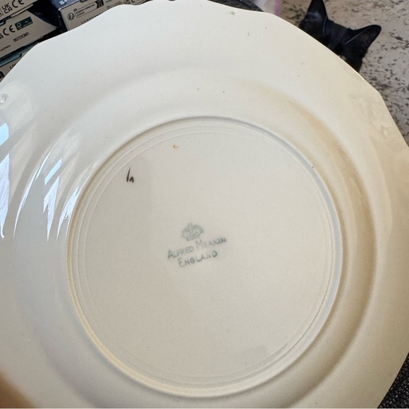 Elegant Cream Decorative Plate with British Motif - Picture 3 of 5